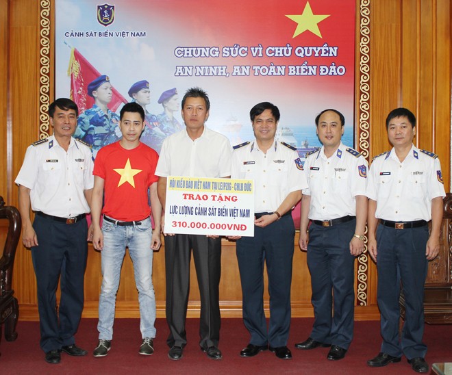Kevin Tuấn Hùng trao tiền Việt kiều Đức ủng hộ Cảnh sát biển - ảnh 7